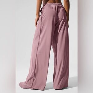 ALO Yoga Breezy Wide Leg Pant in Smoky Quartz (Long)
